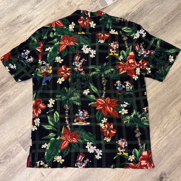 NEW Disney Parks x Tommy Bahama Holiday Christmas Hawaiian Shirt Size M NWT - Picture 10 of 16
